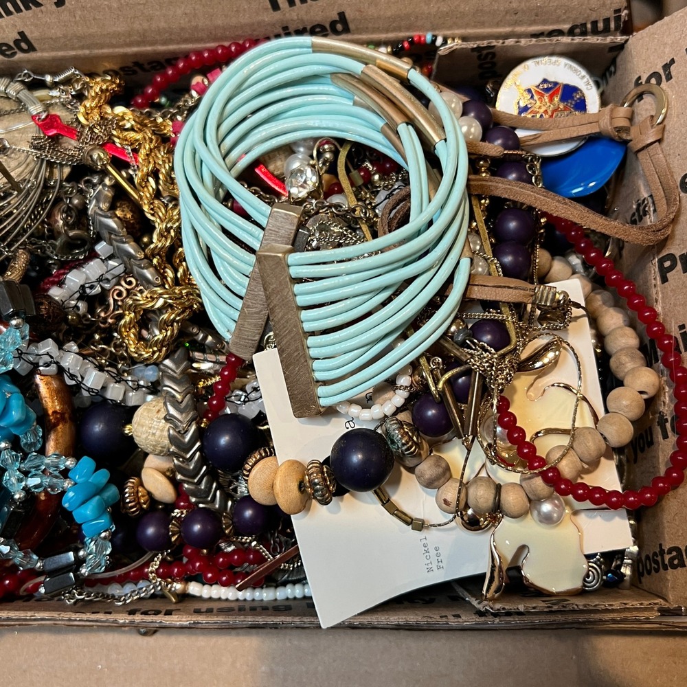 2.6 Lbs Craft Jewelry Lot Broken Repair Repurpose Wearable Harvest Resell - Picture 6 of 8